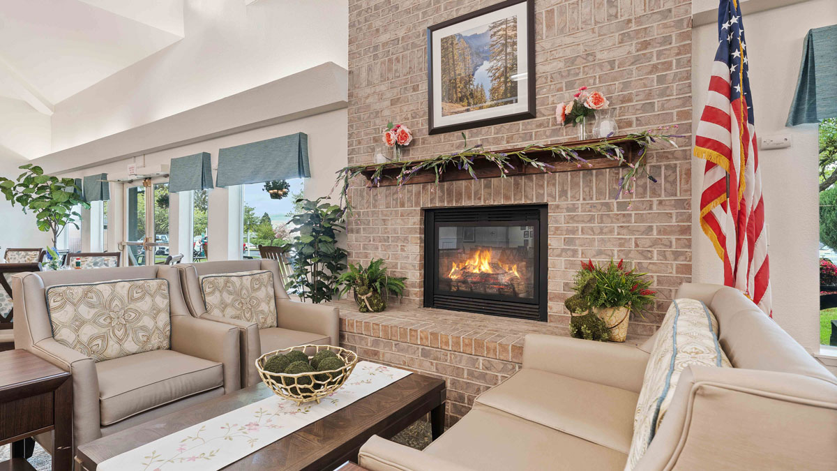 A cozy fireplace lounge at Parkrose Chateau